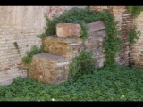 07136 ostia - regio i - insula xii - botteghe (i,xii,7) - laden an der nordseite - evtl treppe - suedwestecke - 06-2024.jpg